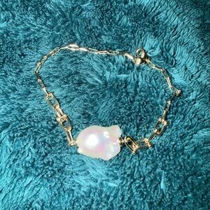 Gold Chain Bracelet with Iridescent Pearl